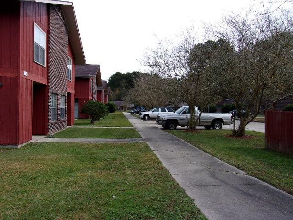 Livingston Condo: 29360 Red Oak Rd.