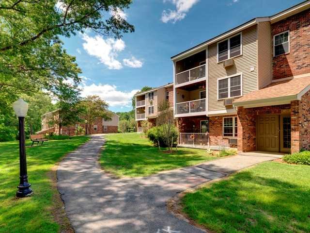 Maynard Condo: 121 Summerhill Glen
