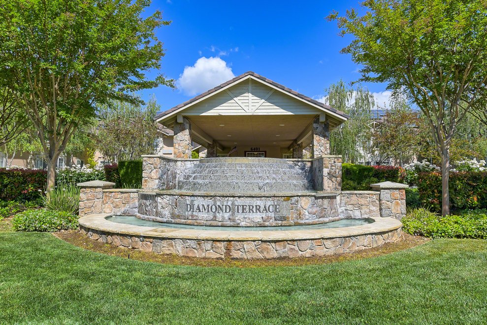 Clayton Condo: 6401 Center St.