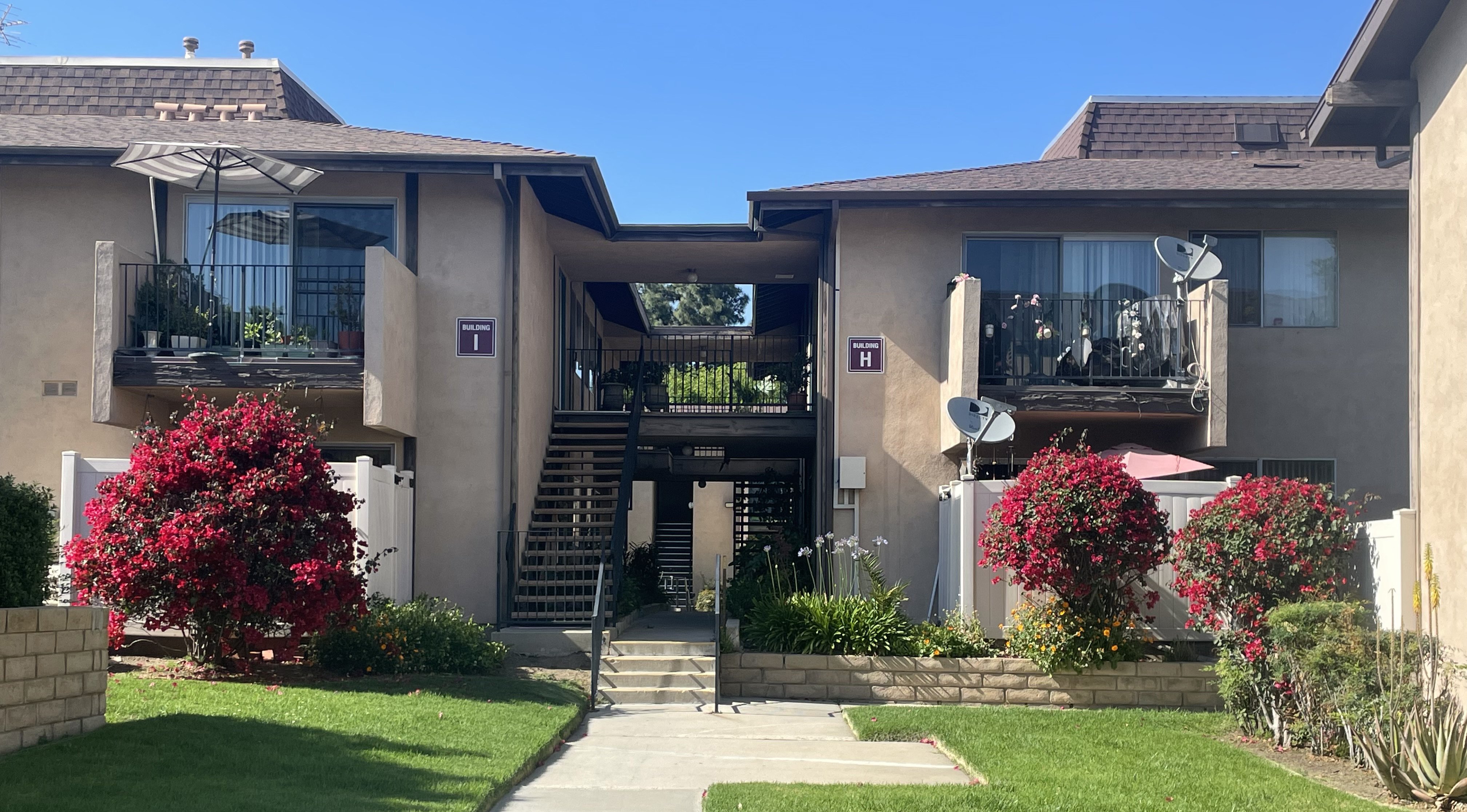 Granada Hills Condo: 16700 Chatsworth Street