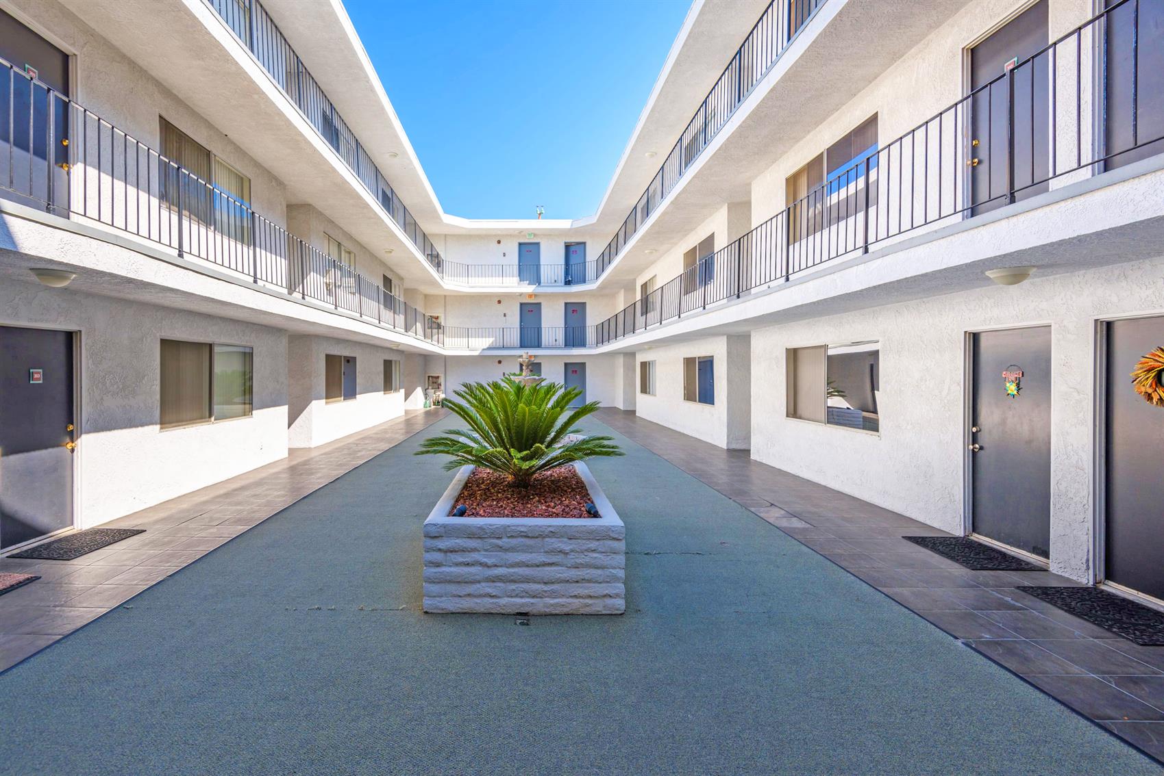 Long Beach Apartment: 3635 E 1st St