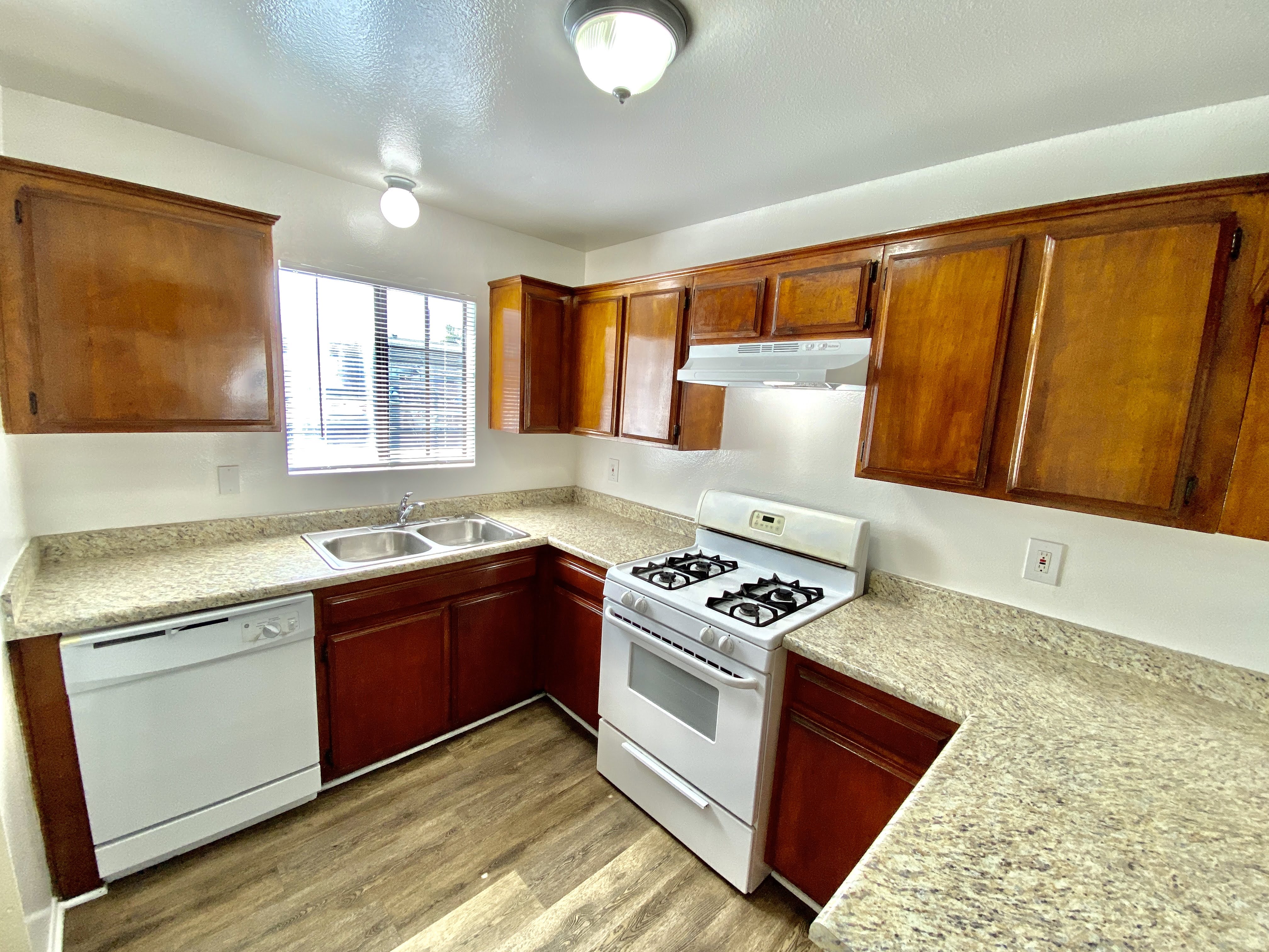 long beach Condo: 2908 e south st