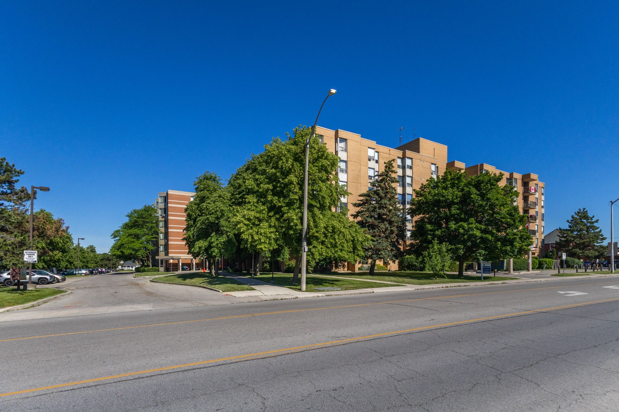 Hamilton Condo: 18 Mall Road