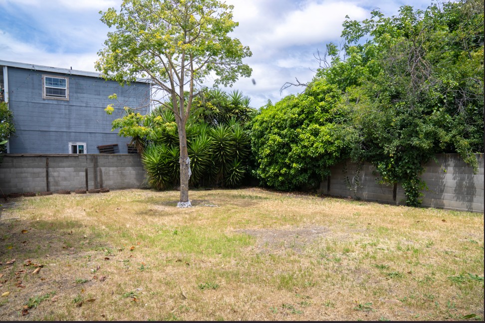 Oakland House: 1759 85th Ave