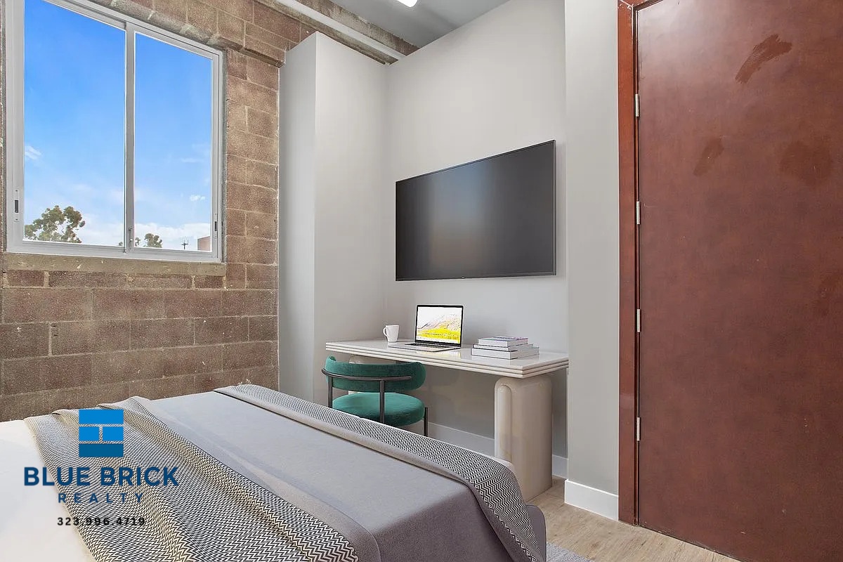 Los Angeles Condo: 3751 S Hill St