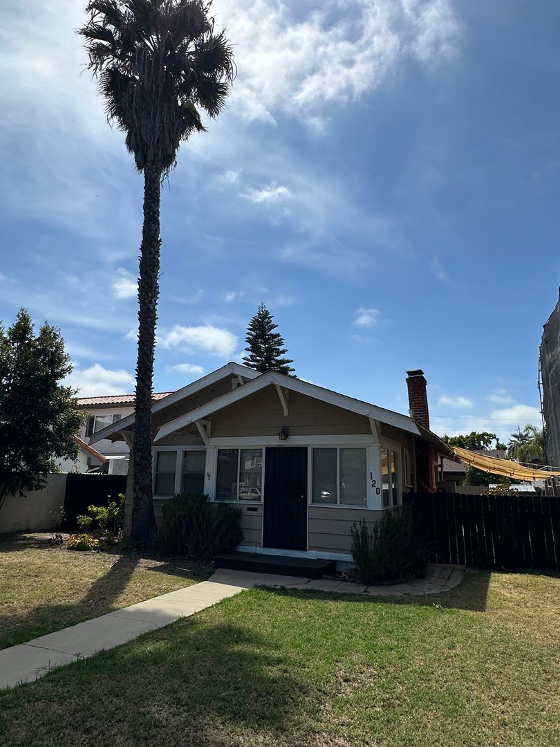 Coronado House: 120 H Avenue