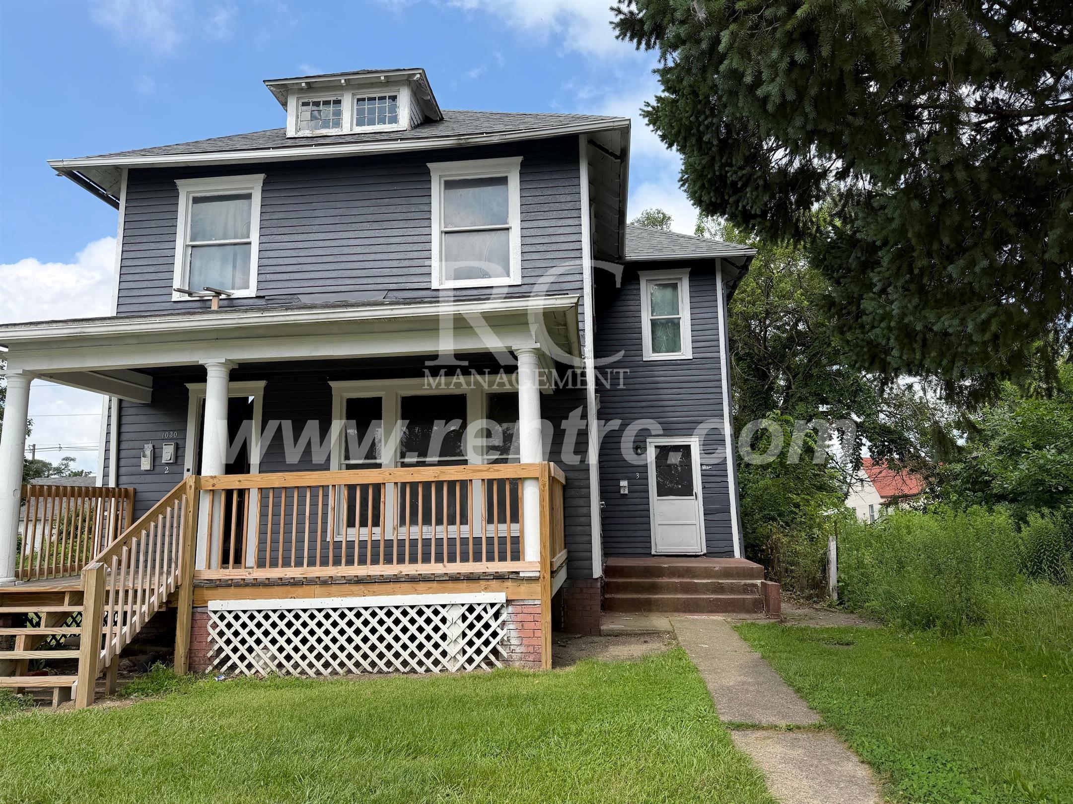 Danville House: 1030-3 Walnut