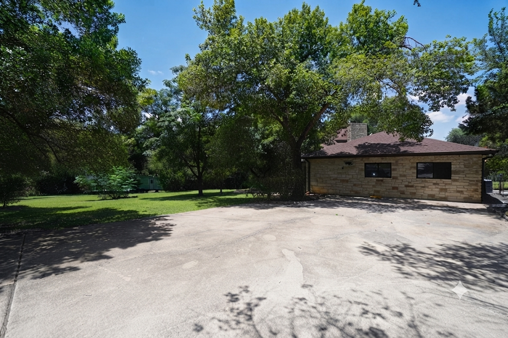 Round Rock House: 8 Woodhollow Trail