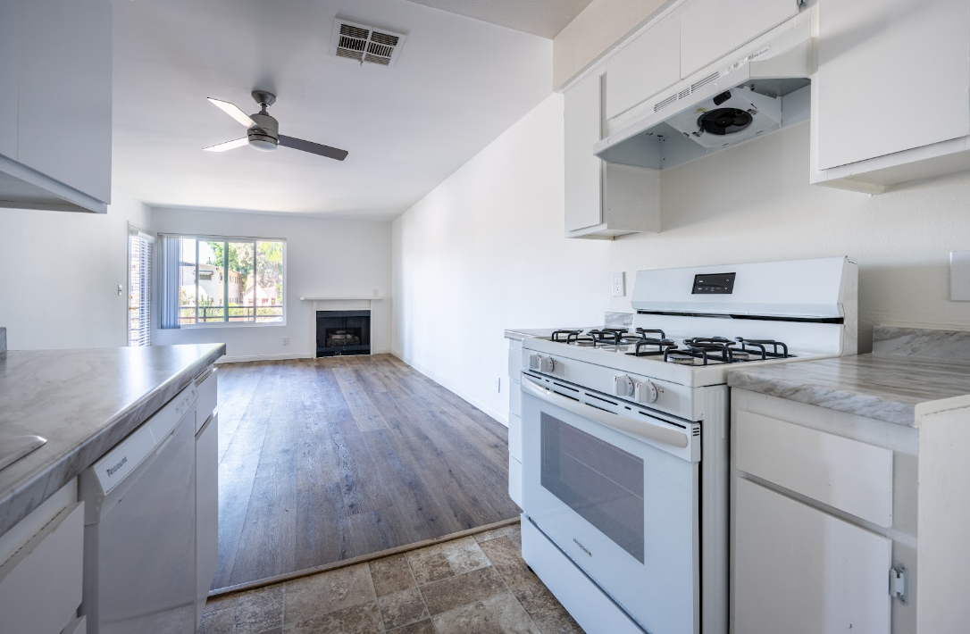 Van Nuys Apartment: 14200 Victory Blvd