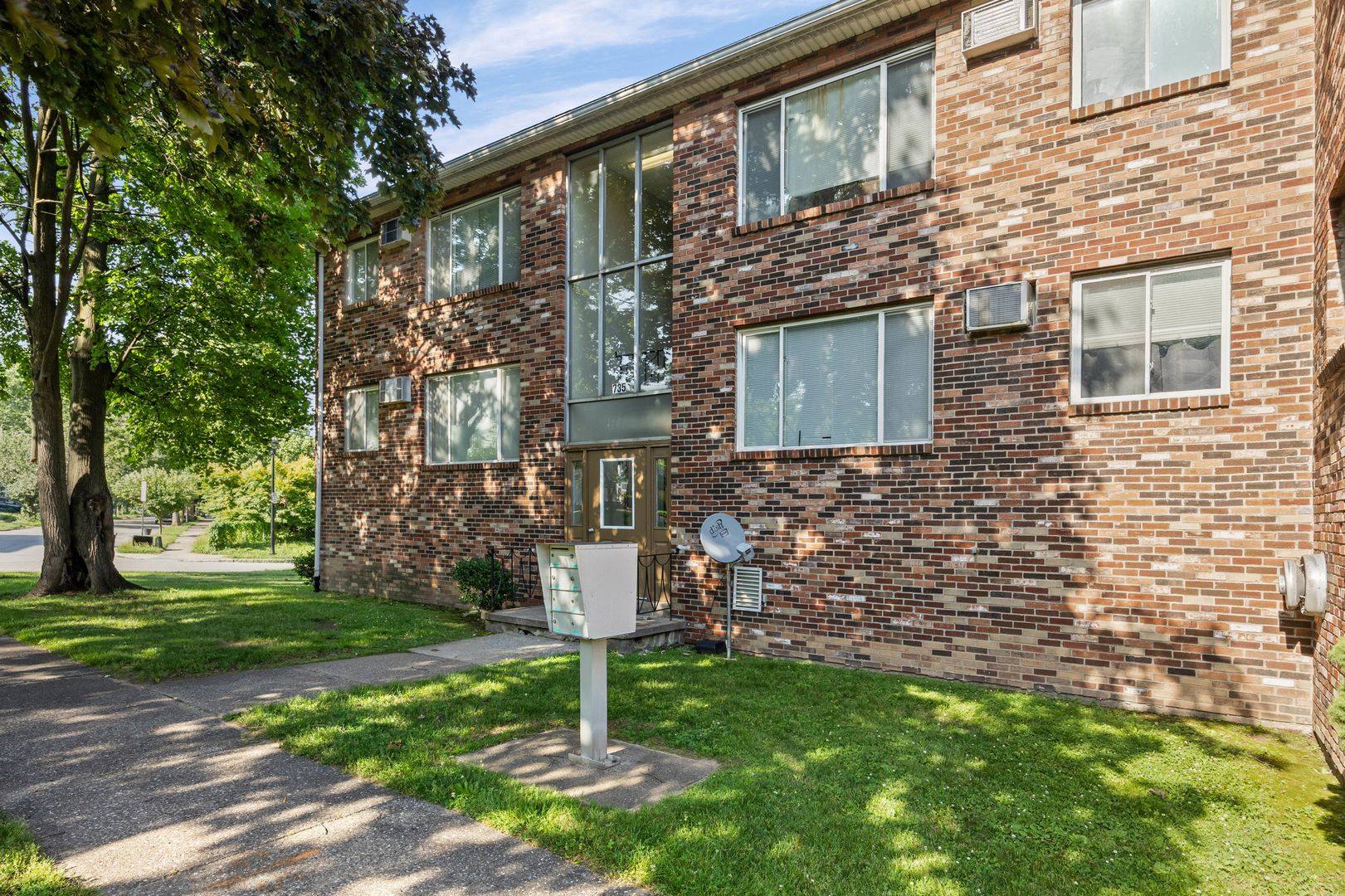 Rochester Condo: 725 Cedarwood Terrace