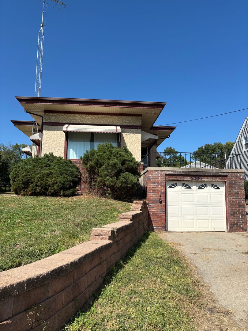 Norfolk House: 2206 W Norfolk Ave