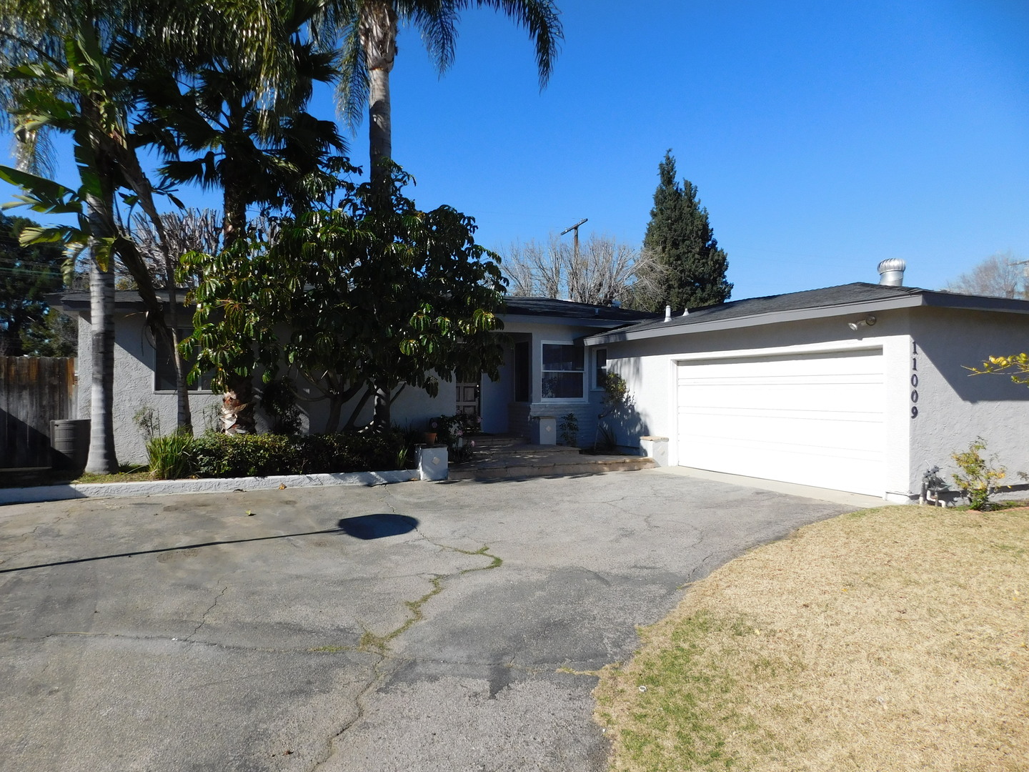 Granada Hills House: 11009 Danube Ave