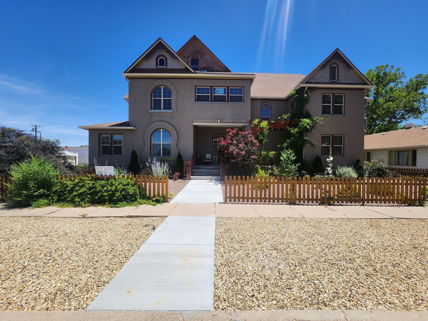 Pueblo Condo: 1000 Carteret Ave