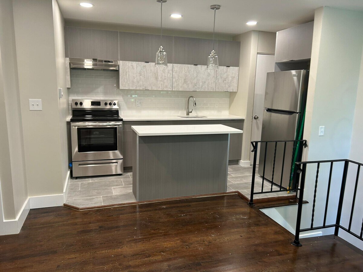 Orange Condo: 286 S Center St