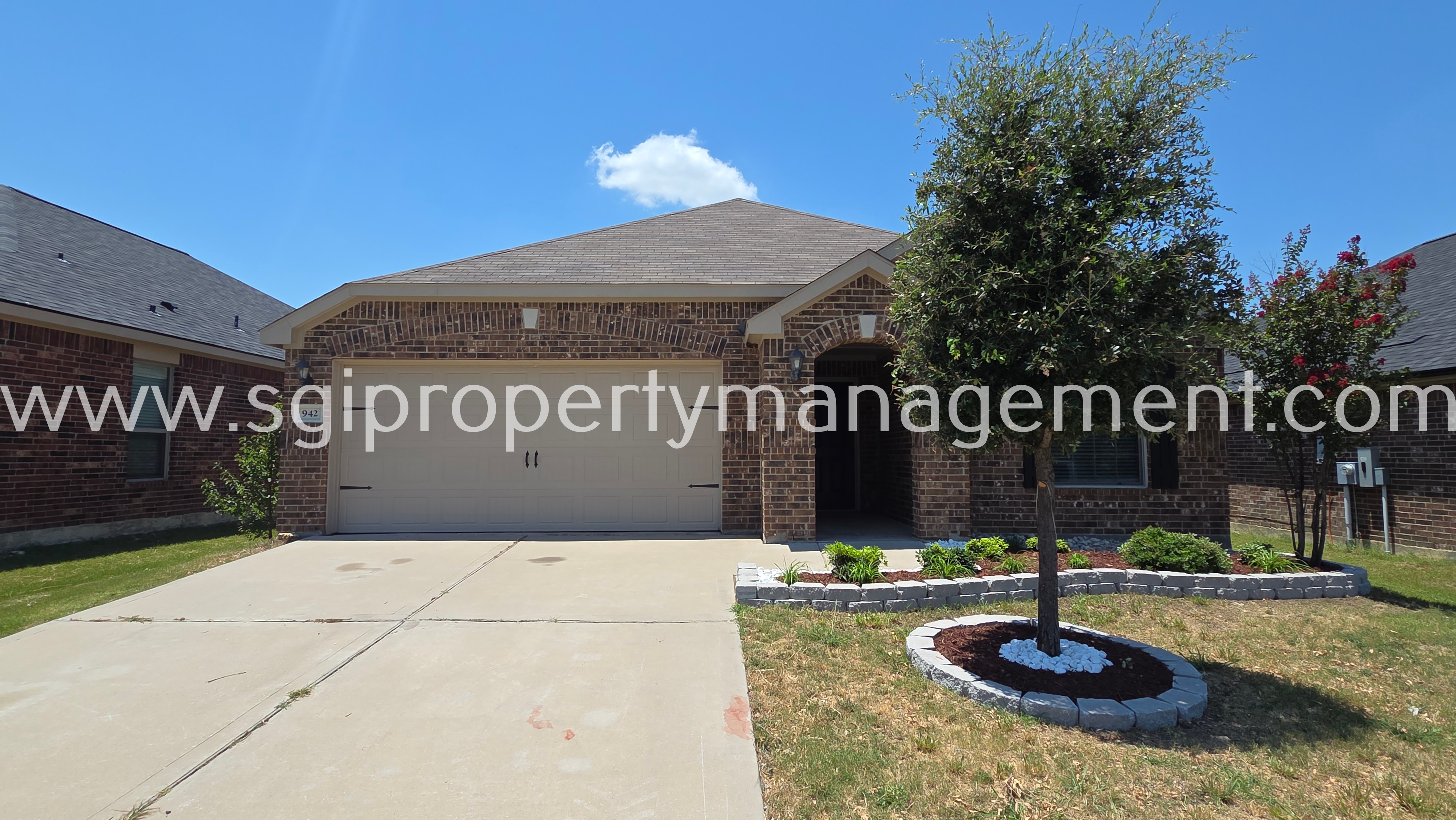 Sanger House: 942 Primrose Dr