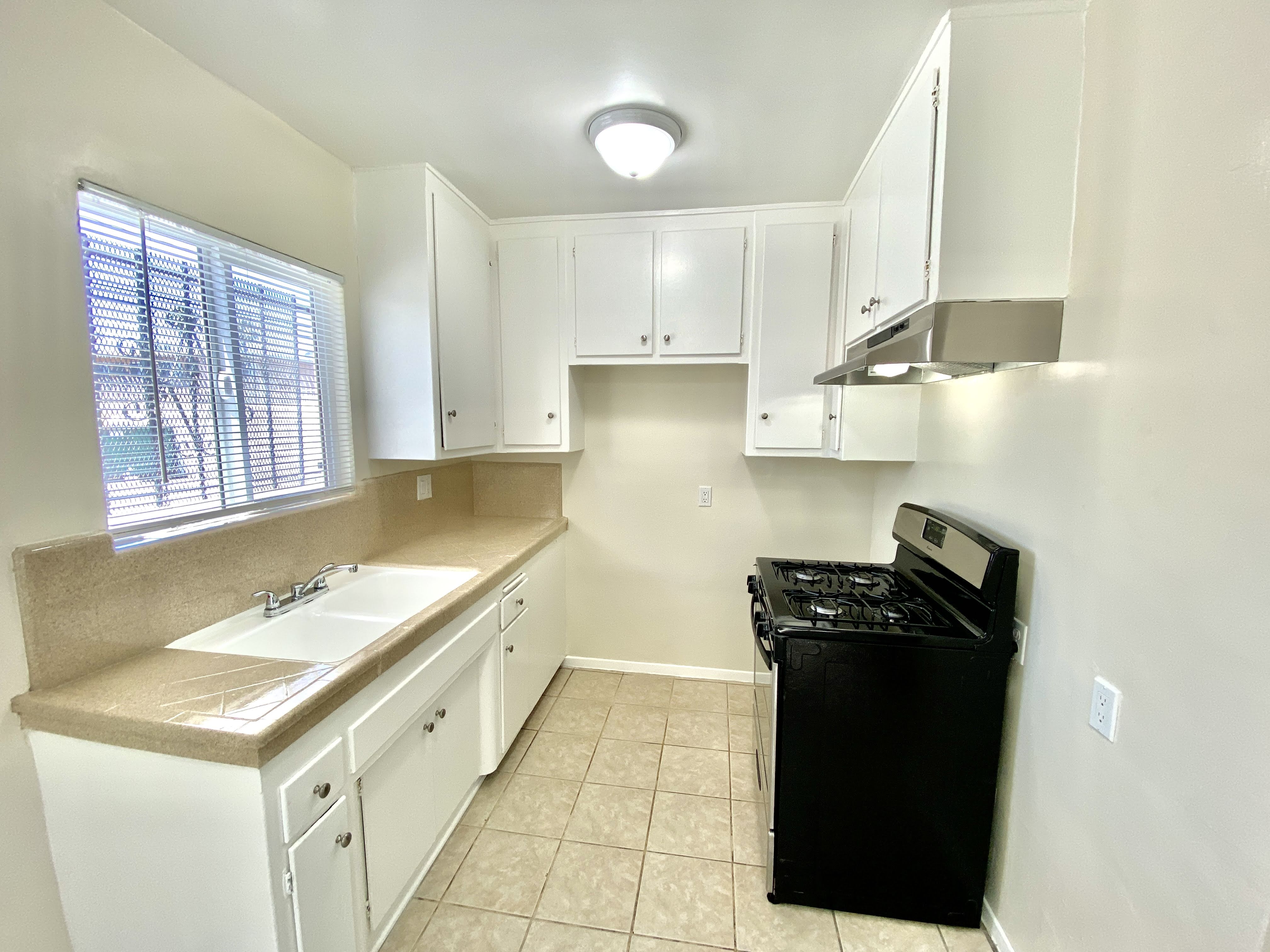 long beach Condo: 1579 chestnut ave