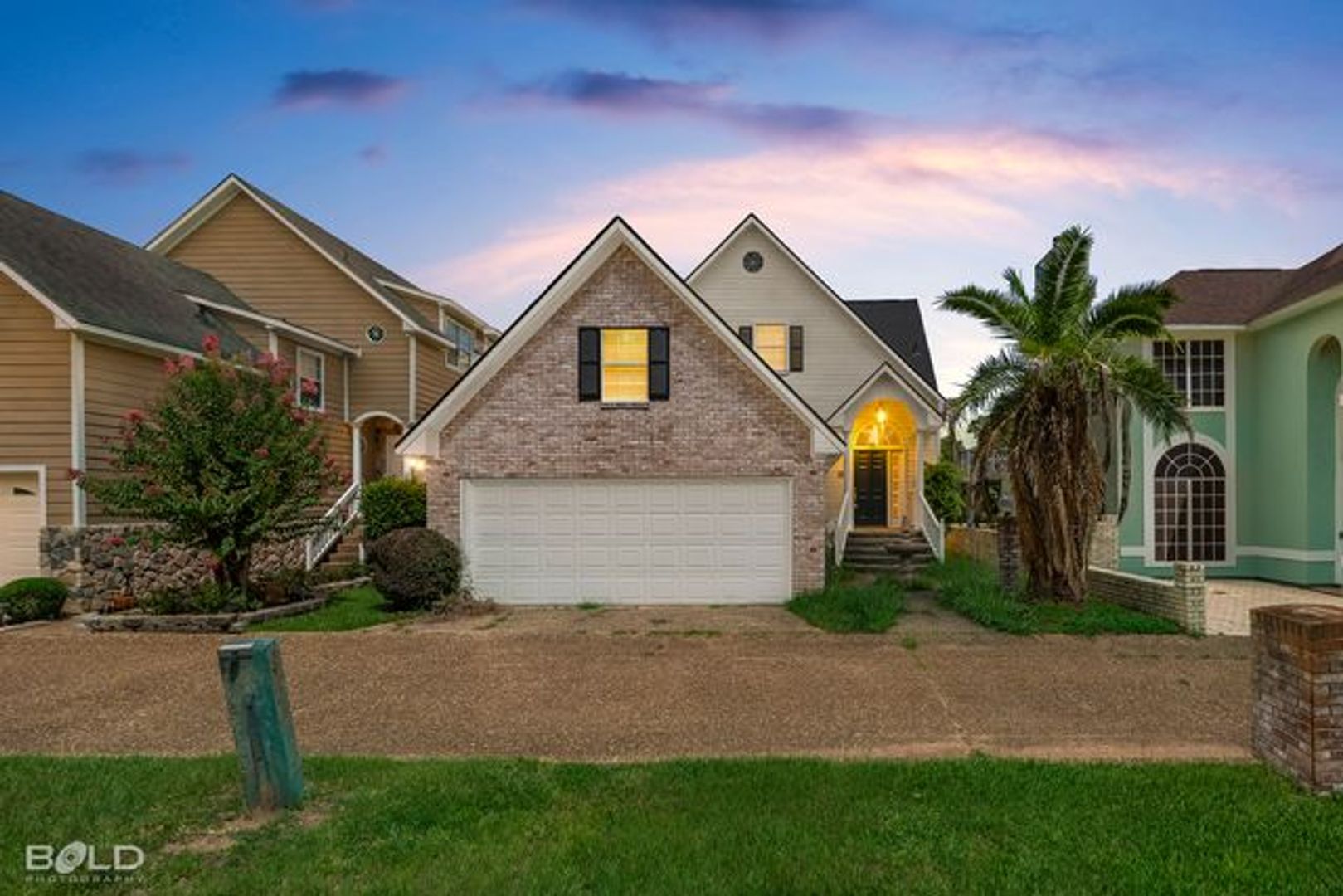 Shreveport House: 5737 S Lakeshore Dr