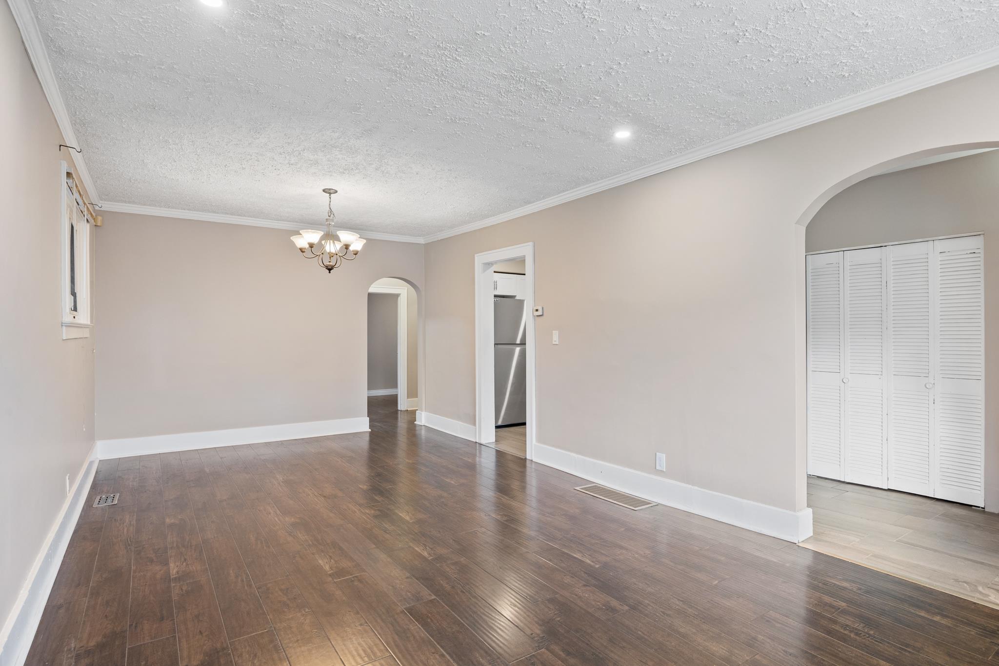 Windsor Condo: 835 Moy Ave