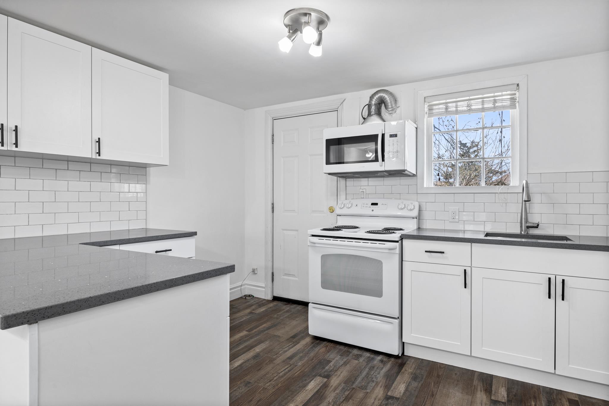 Windsor Condo: 835 Moy Ave