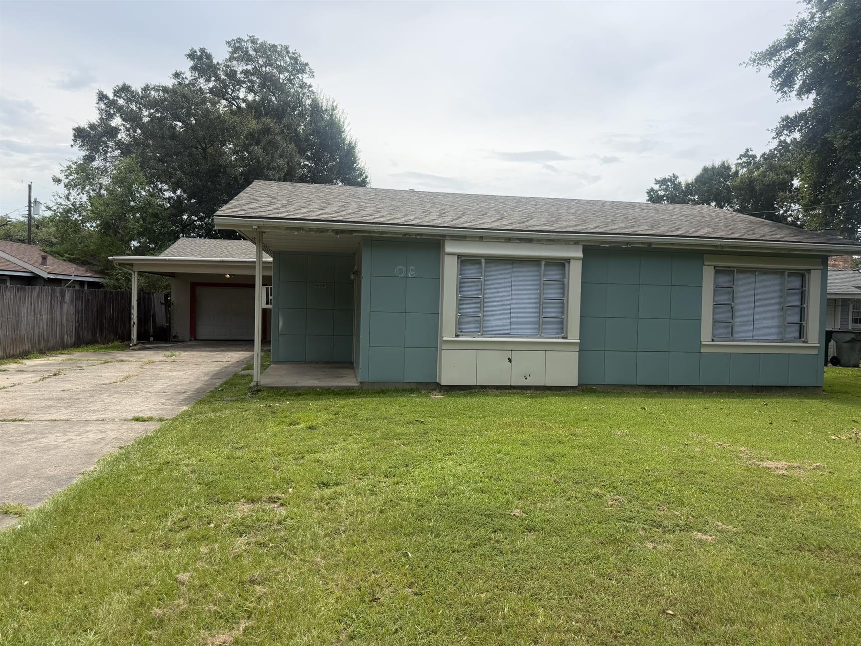 Lake Charles House: 2309 Aster St.