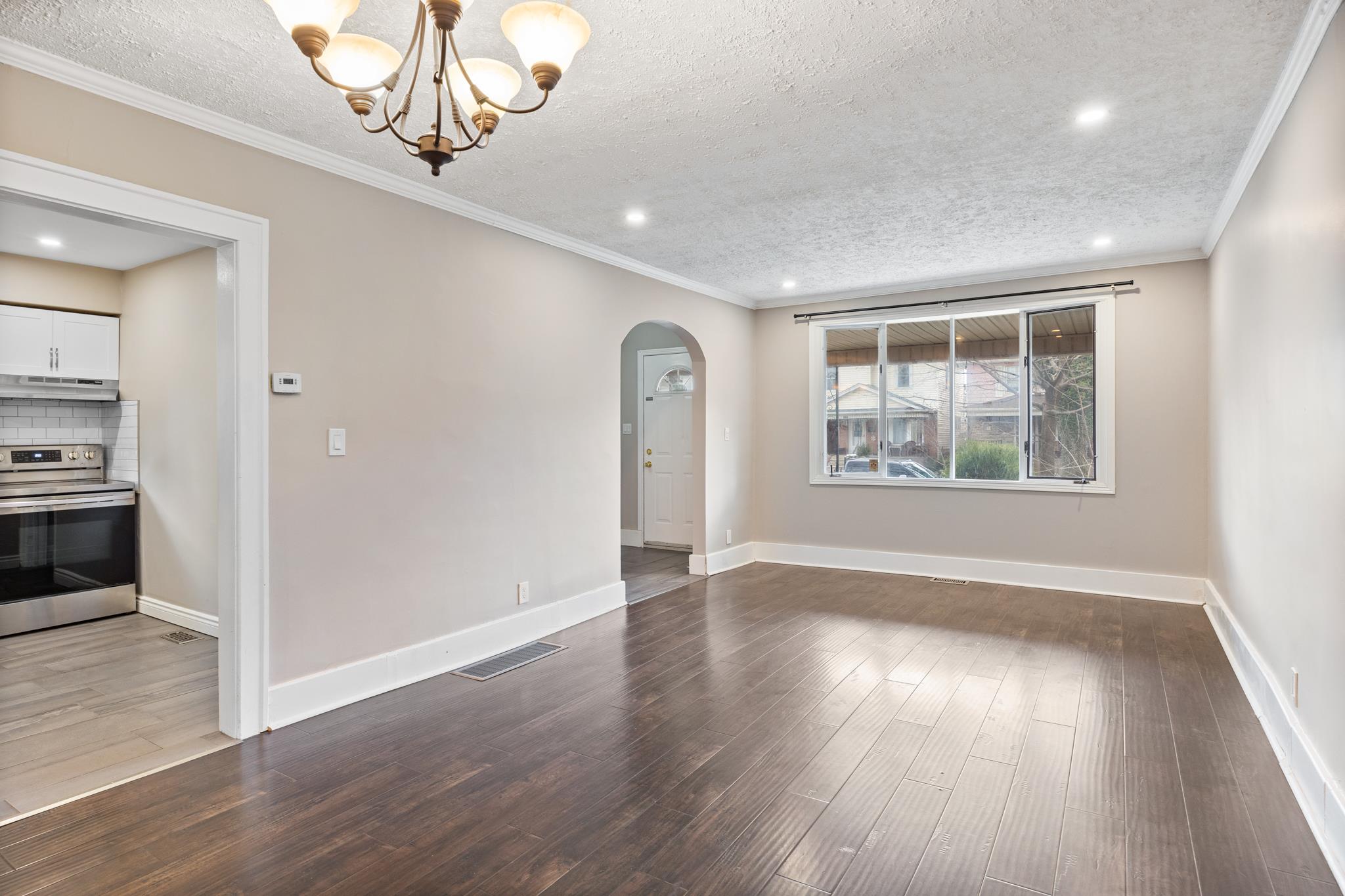 Windsor Condo: 835 Moy Ave