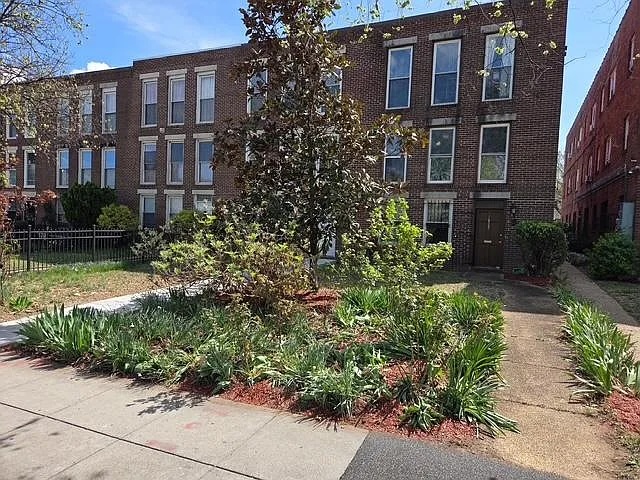 Washington House: 1827 E Capitol St SE