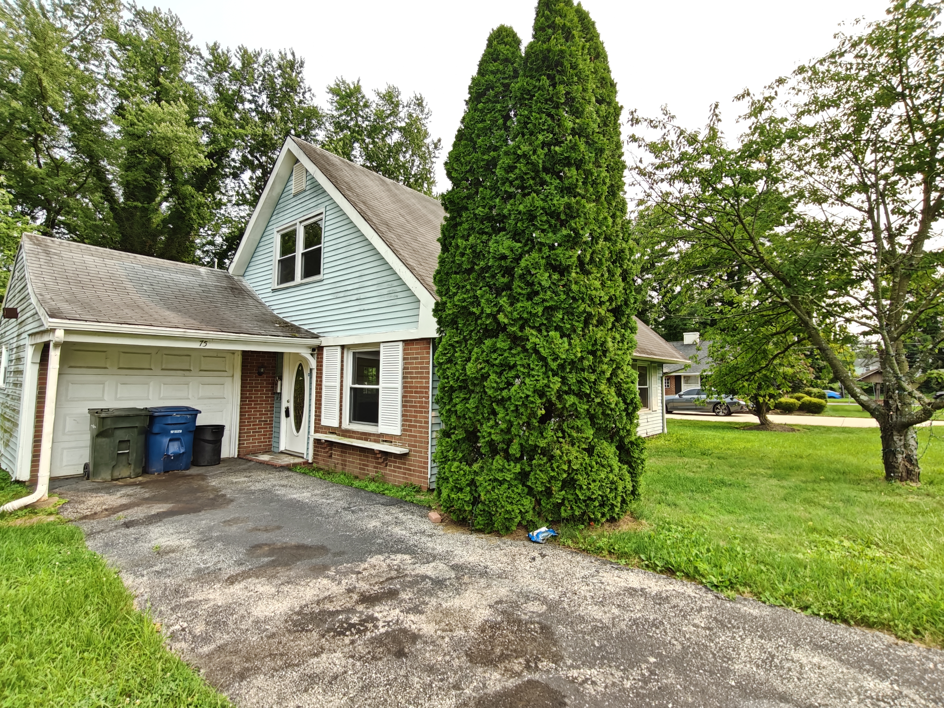 Willingboro House: 75 Mainbridge Ln