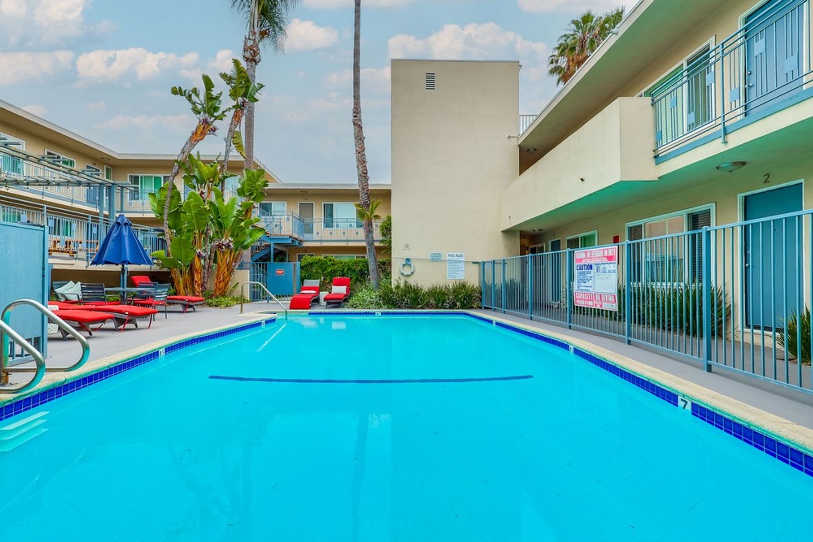 Inglewood Condo: 621 E 99th St