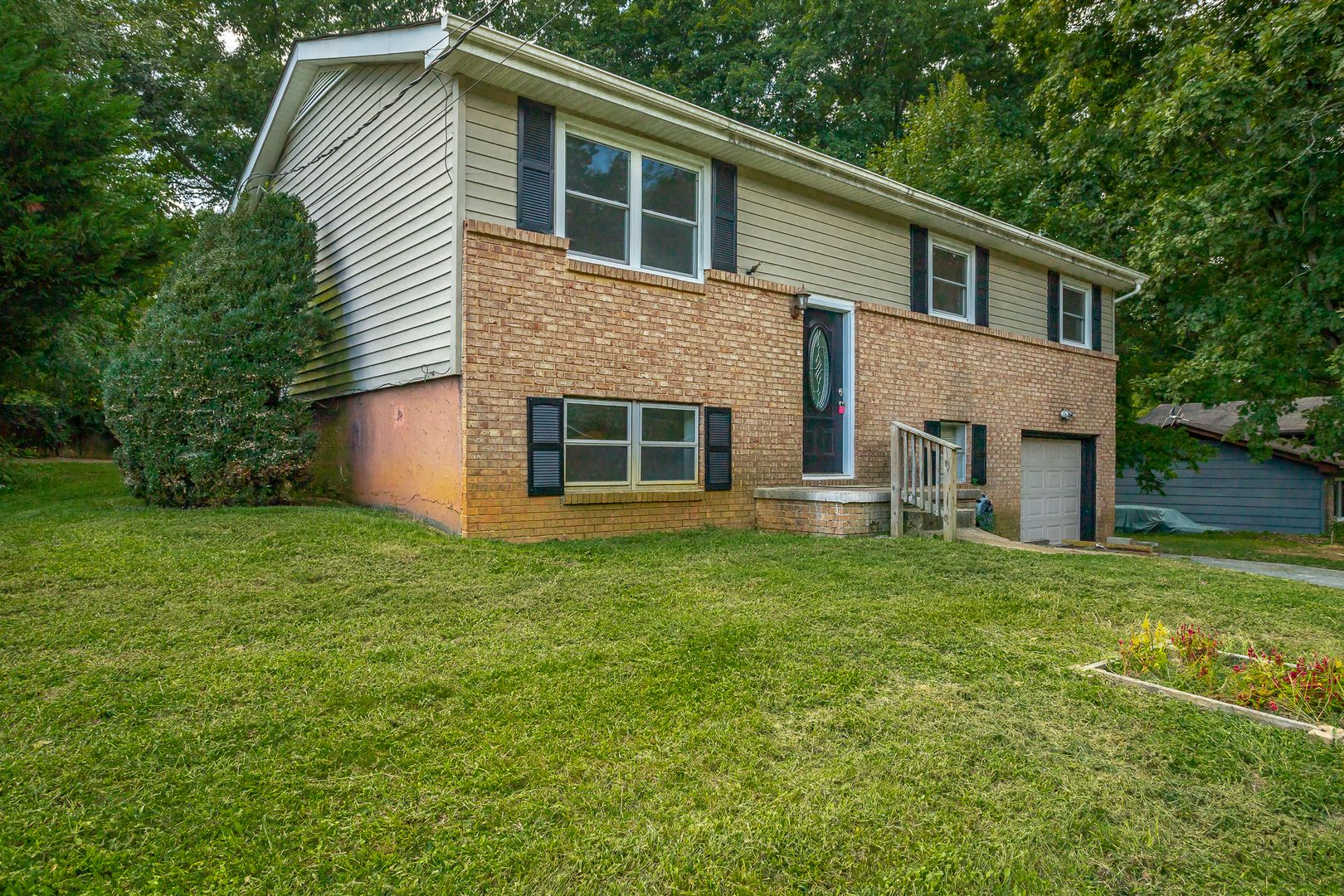 Hixson House: 1364 Meadowood Dr
