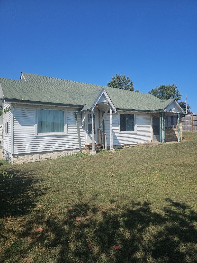 Goodlettsville House: 1251 S Dickerson Rd