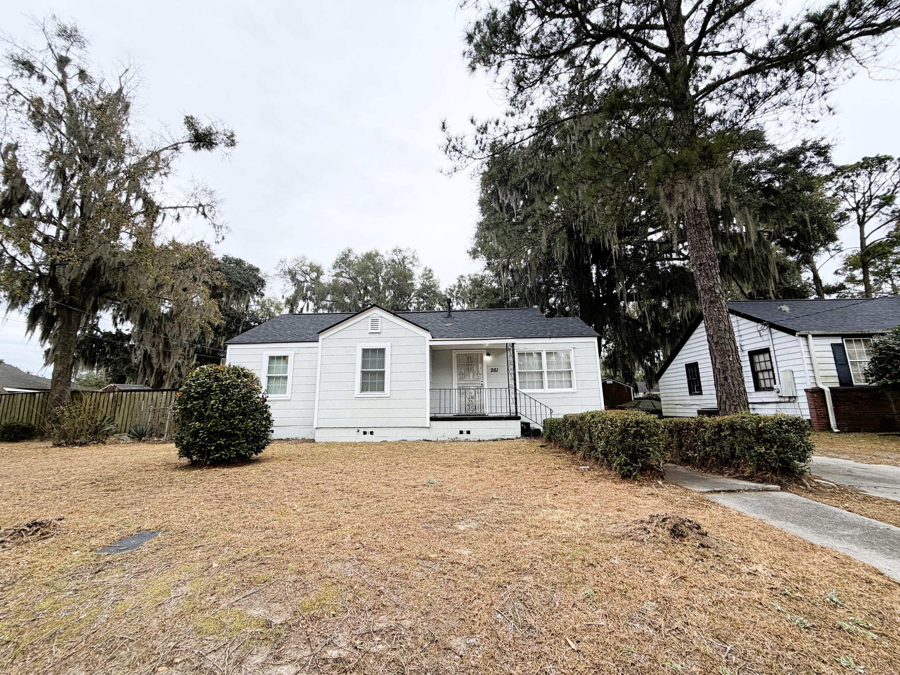Savannah House: 261 W 73rd St