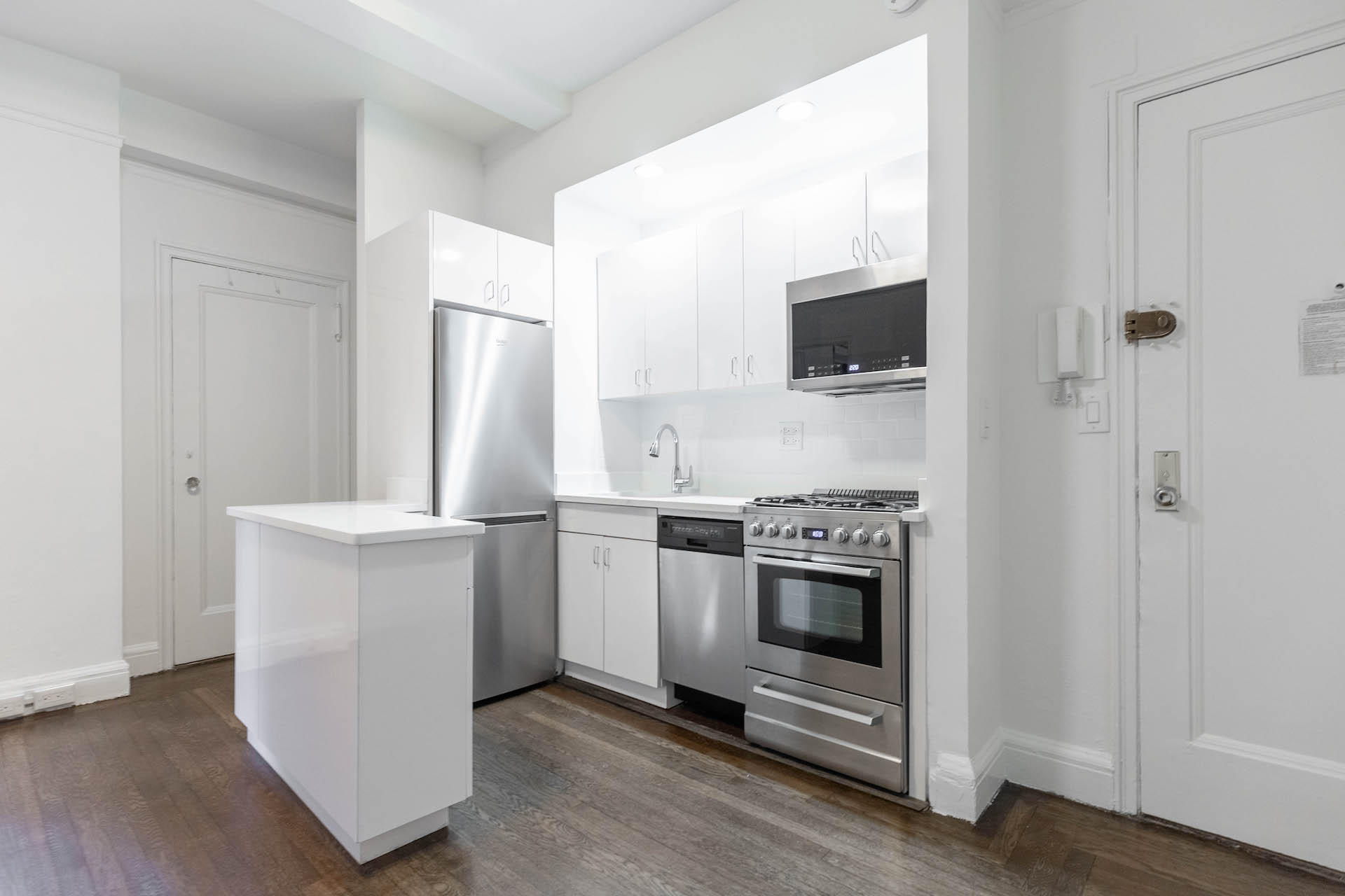 new york Condo: 140 E 46th St
