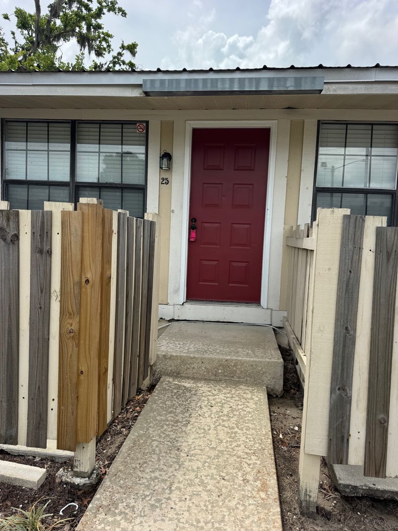 Leesburg Condo: 420 Mills Street