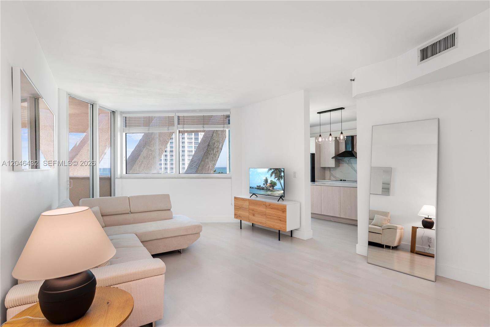 Miami Beach Condo: 300 S Pointe Dr # 907, Miami Beach FL 33139