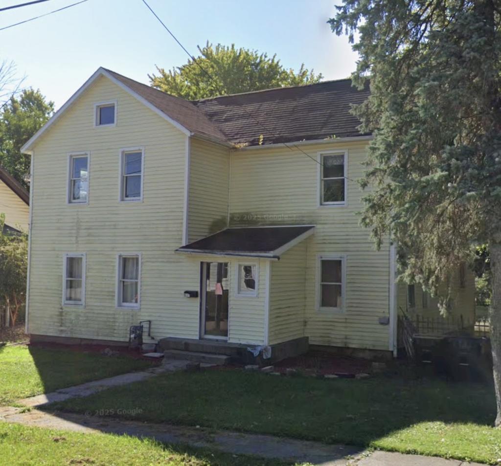 Freeport House: 821 W Pleasant St