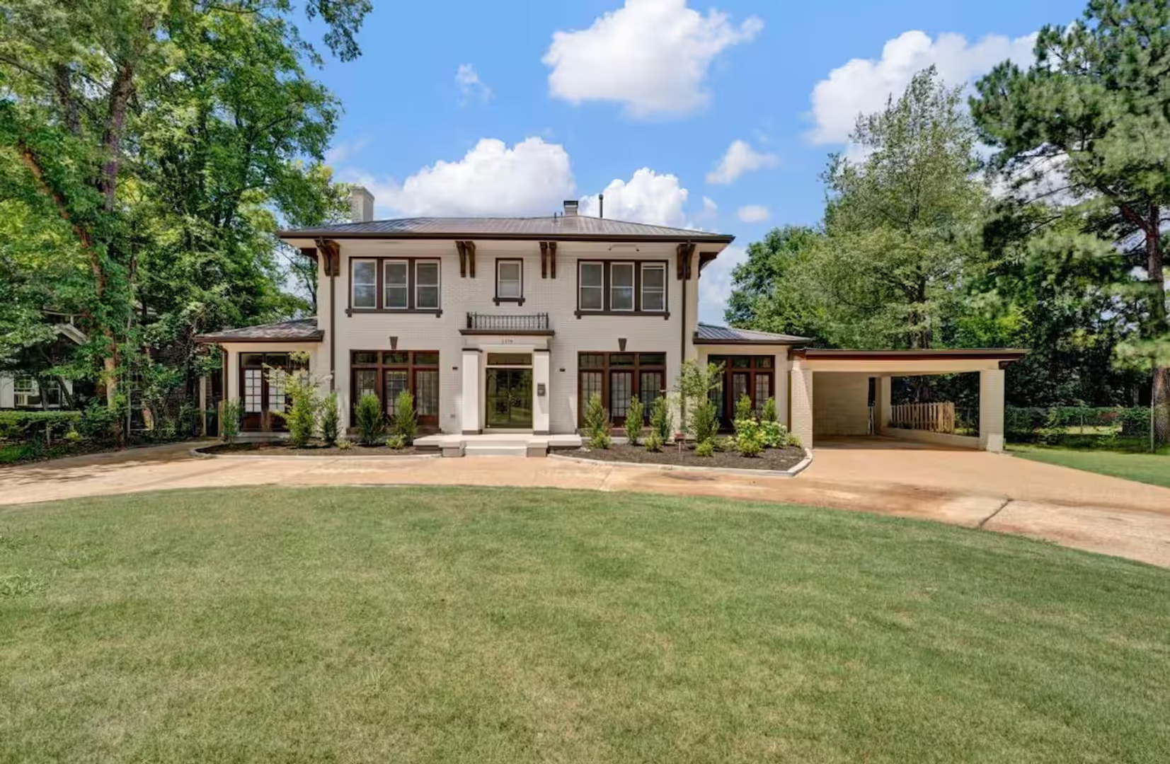 Memphis House: 1179 E Pkwy S