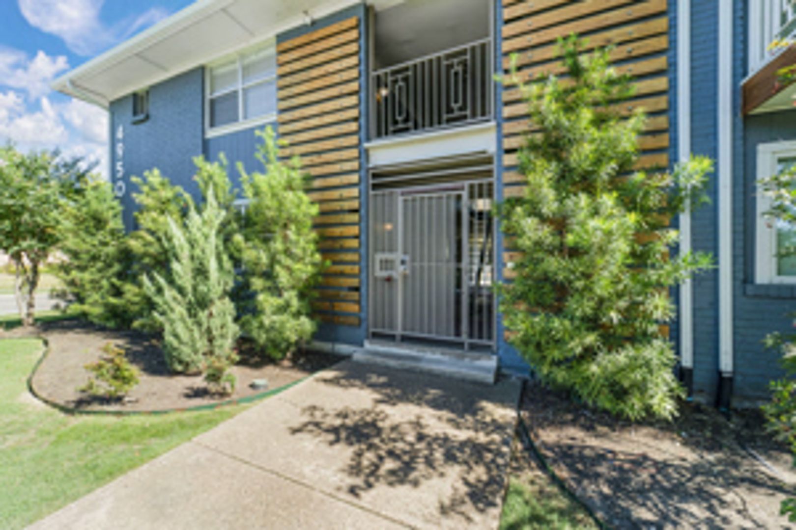 Dallas Apartment: 4950 Live Oak St