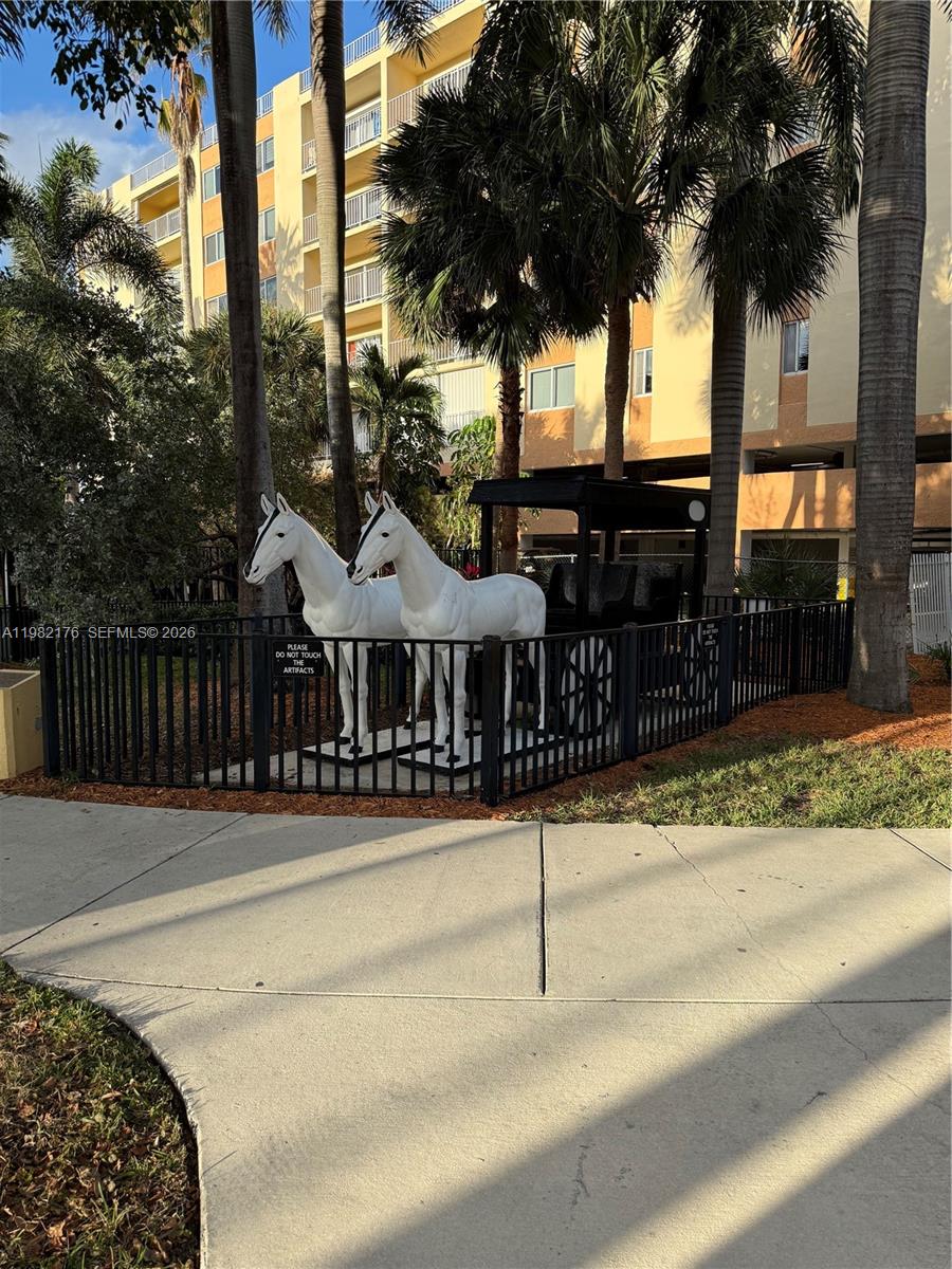 Sunny Isles Beach Condo: 200 178th Dr # 605, Sunny Isles Beach FL 33160