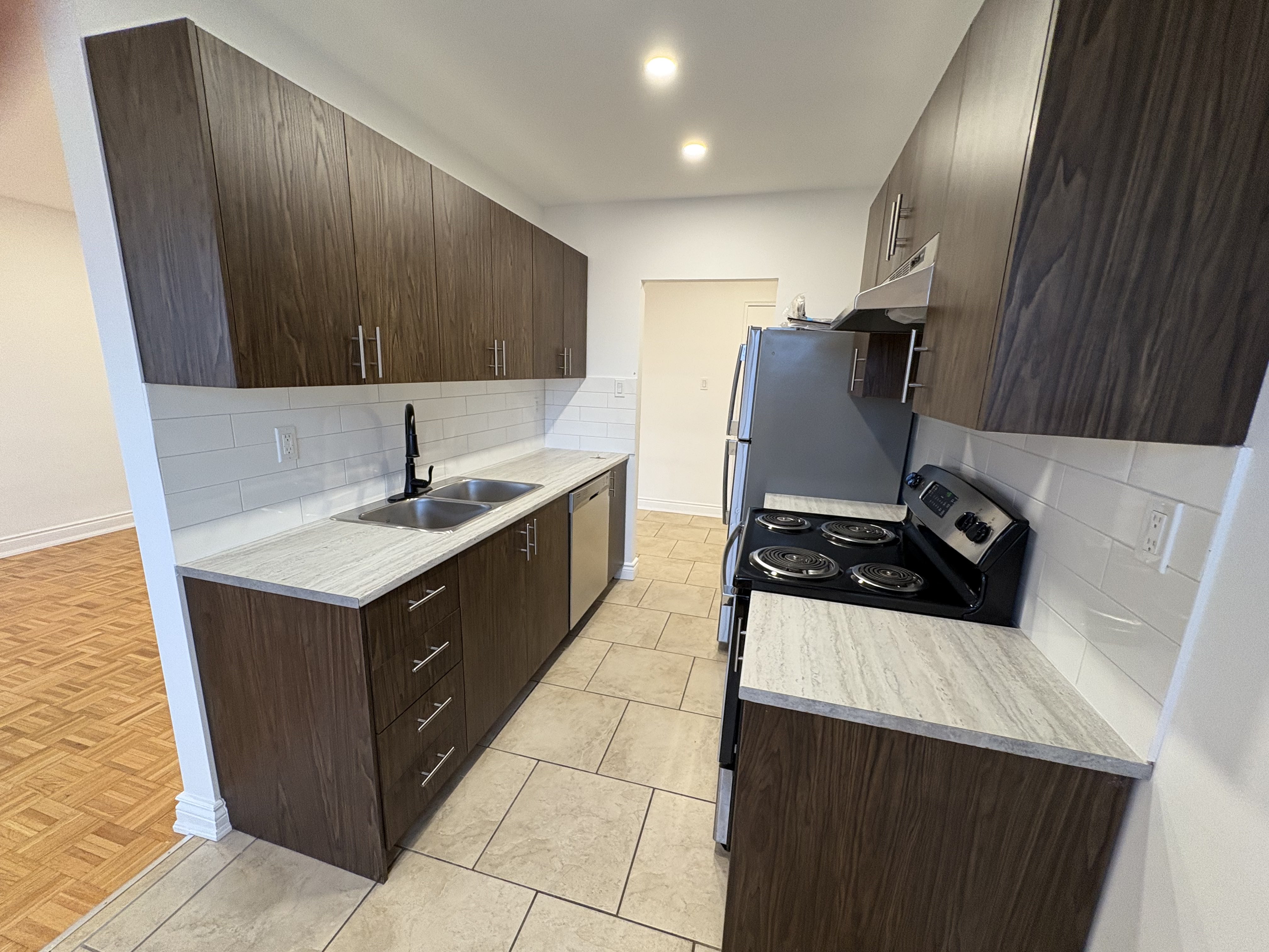 Hamilton Condo: 21 Balmoral Ave South