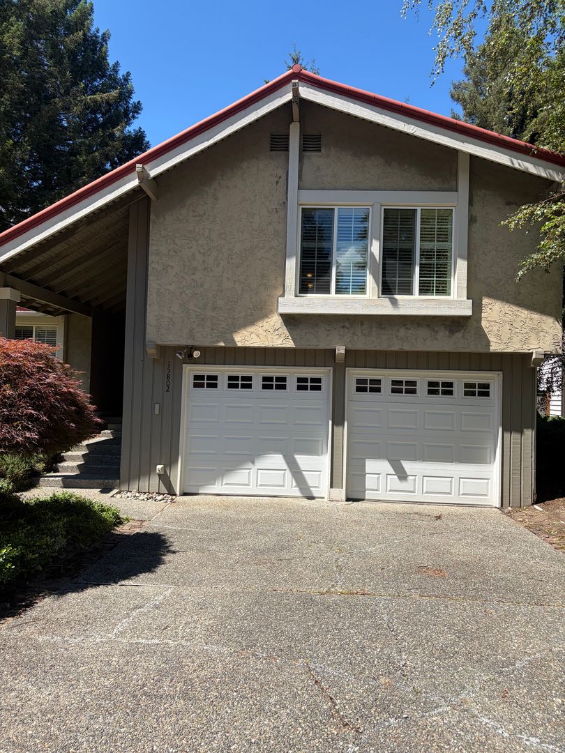 Bellevue House: 15802 SE 47th St,