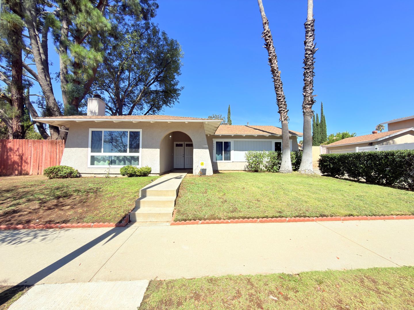 Northridge House: 9845 Hayvenhurst Ave