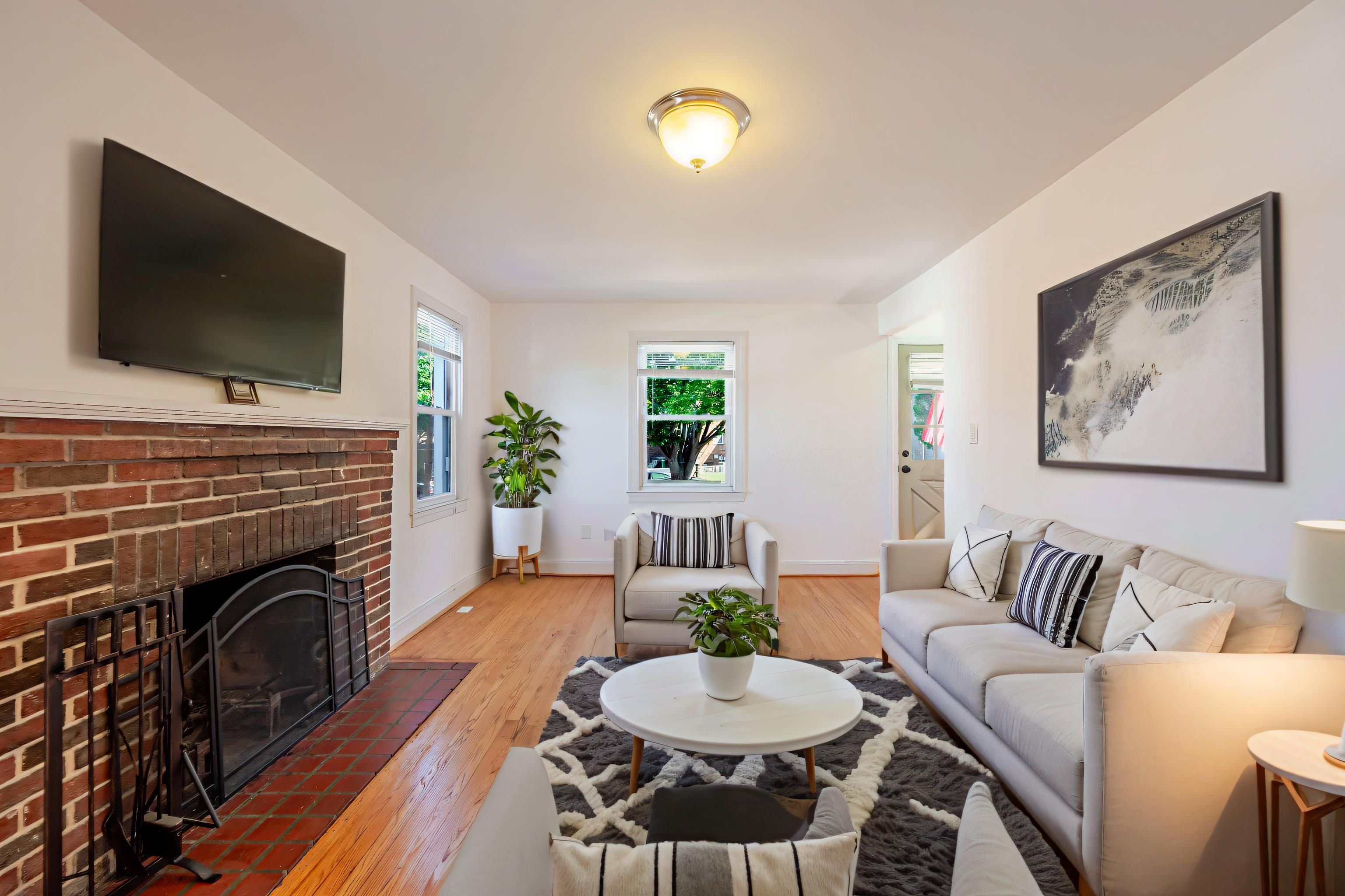 Washington House: 240 Van Buren St NW