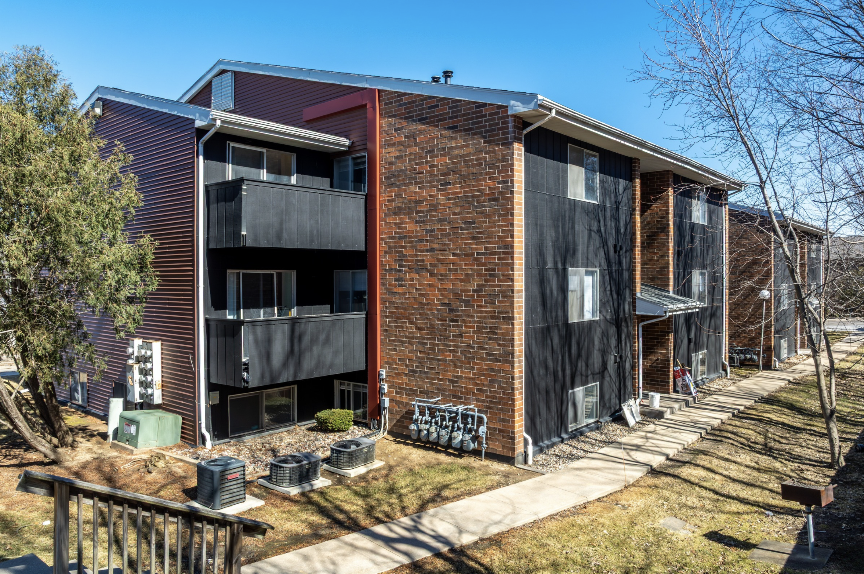 Dubuque Apartment: 3260 Raven Oaks Drive