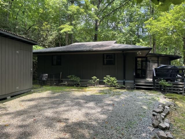 Hendersonville House: 117 Bear Rock Road