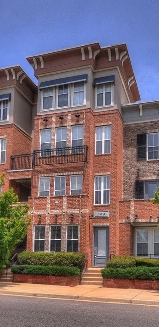 Memphis House: 70 W Carolina Ave