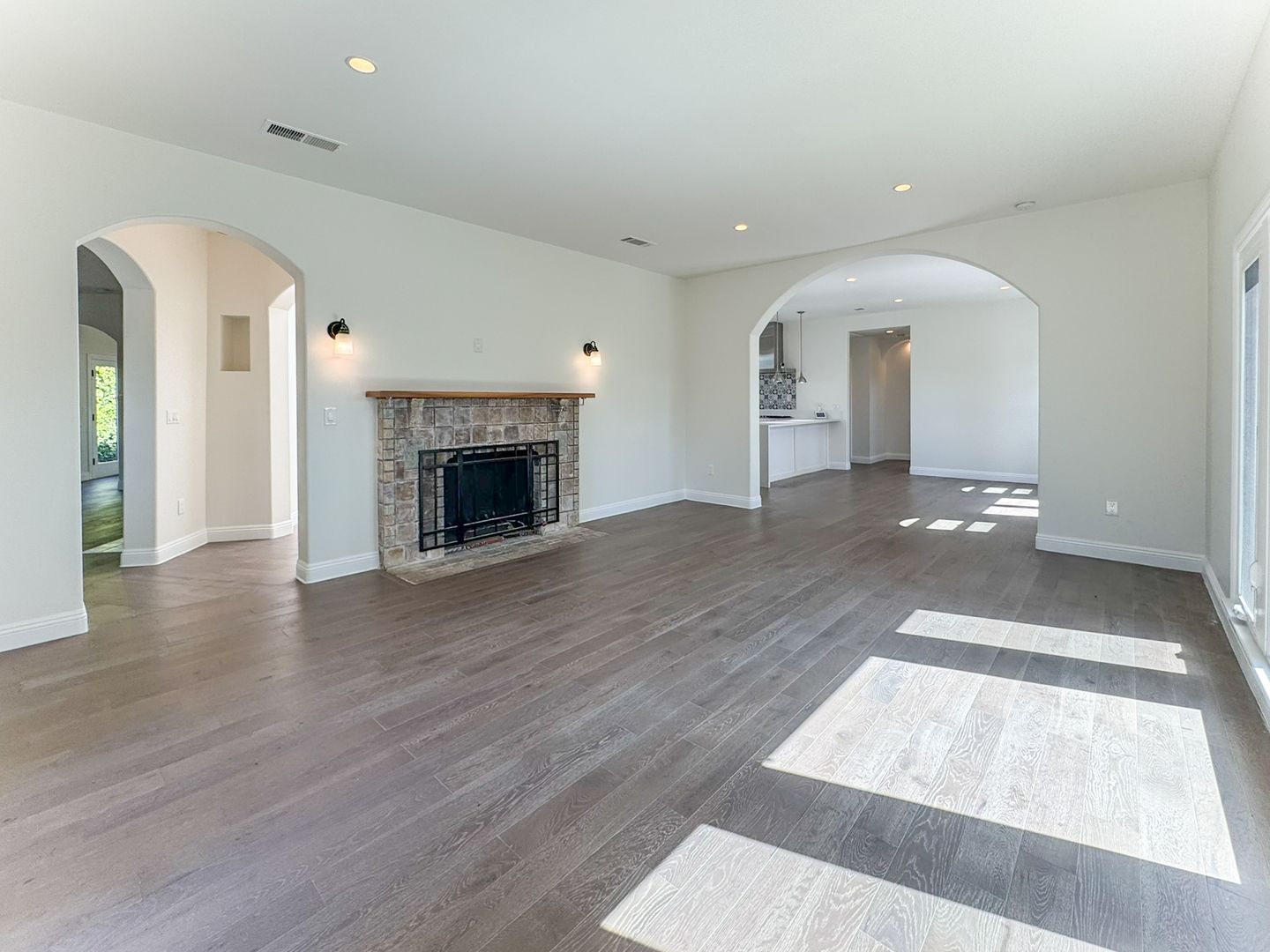 Los Angeles House: 1043 S Plymouth Blvd