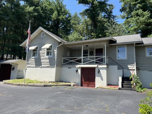 Hendersonville House: 110 Chariton Avenue