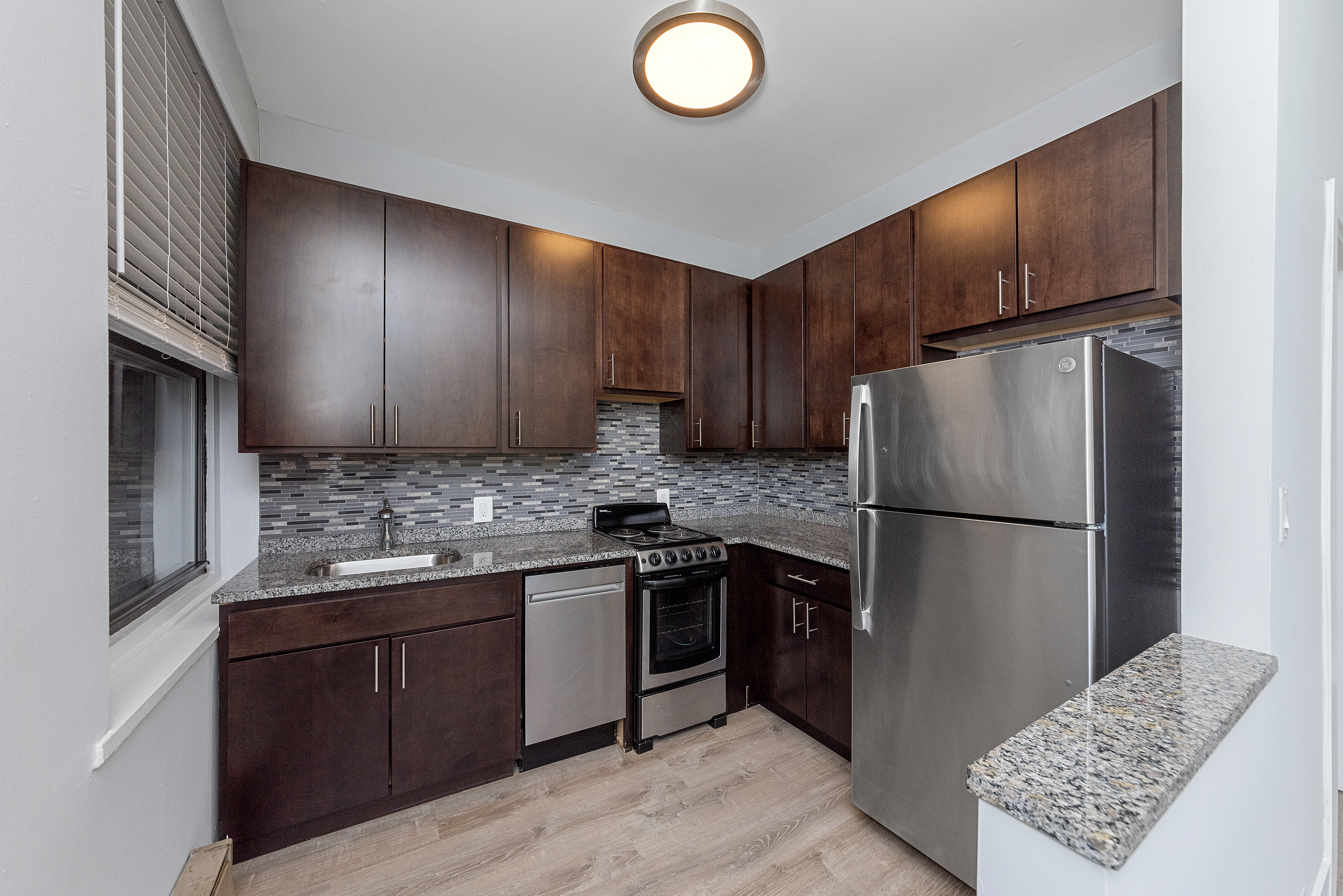 Chicago Condo: 635 West Barry Avenue
