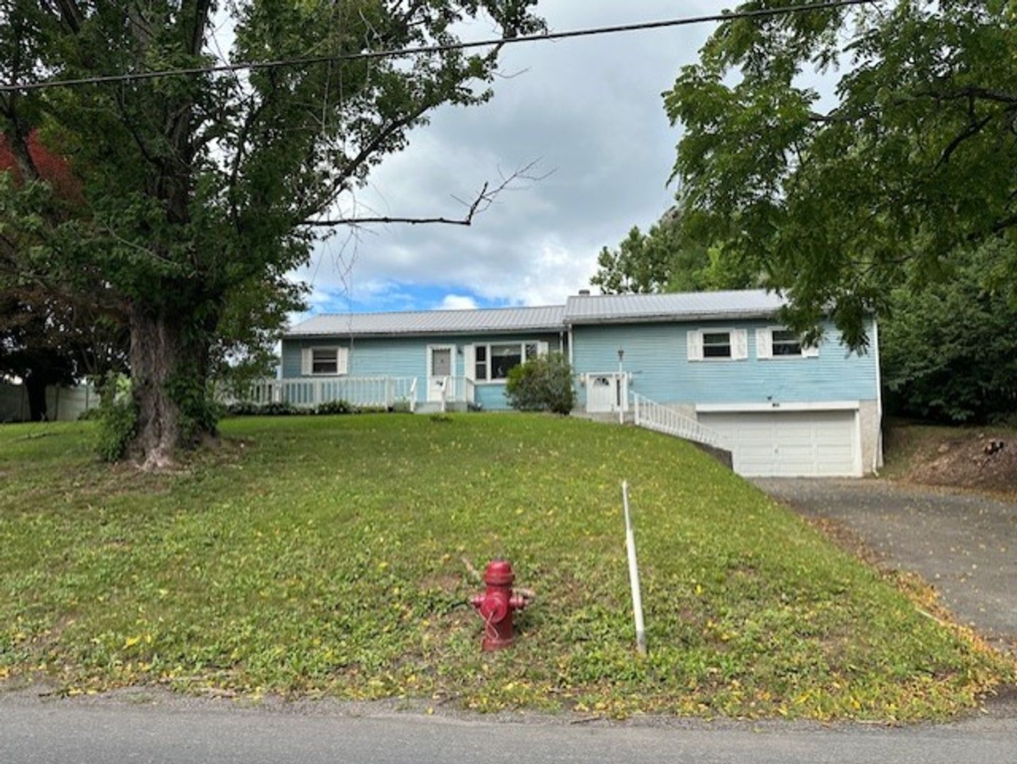 Newport House: 891 N 4th St.