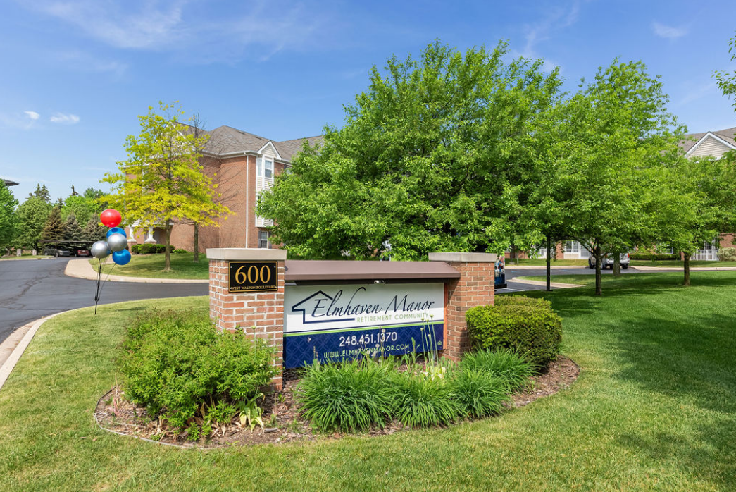 Pontiac Condo: 600 W Walton Blvd.